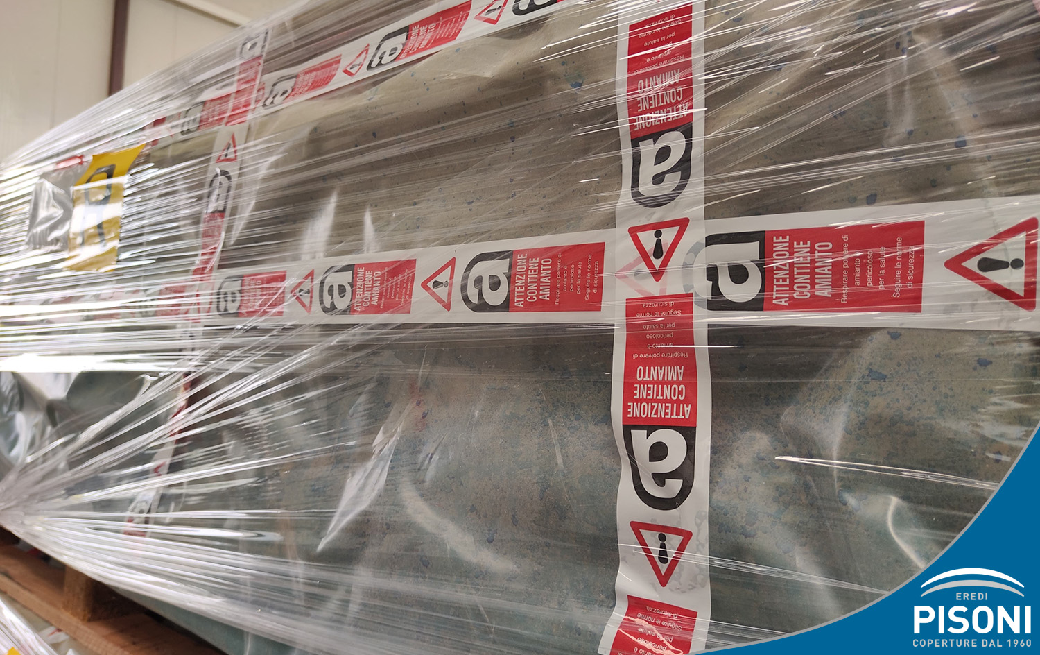 Bancale di materiale presso Eredi Pisoni con etichetta per segnalare la pericolosità dell'amianto
